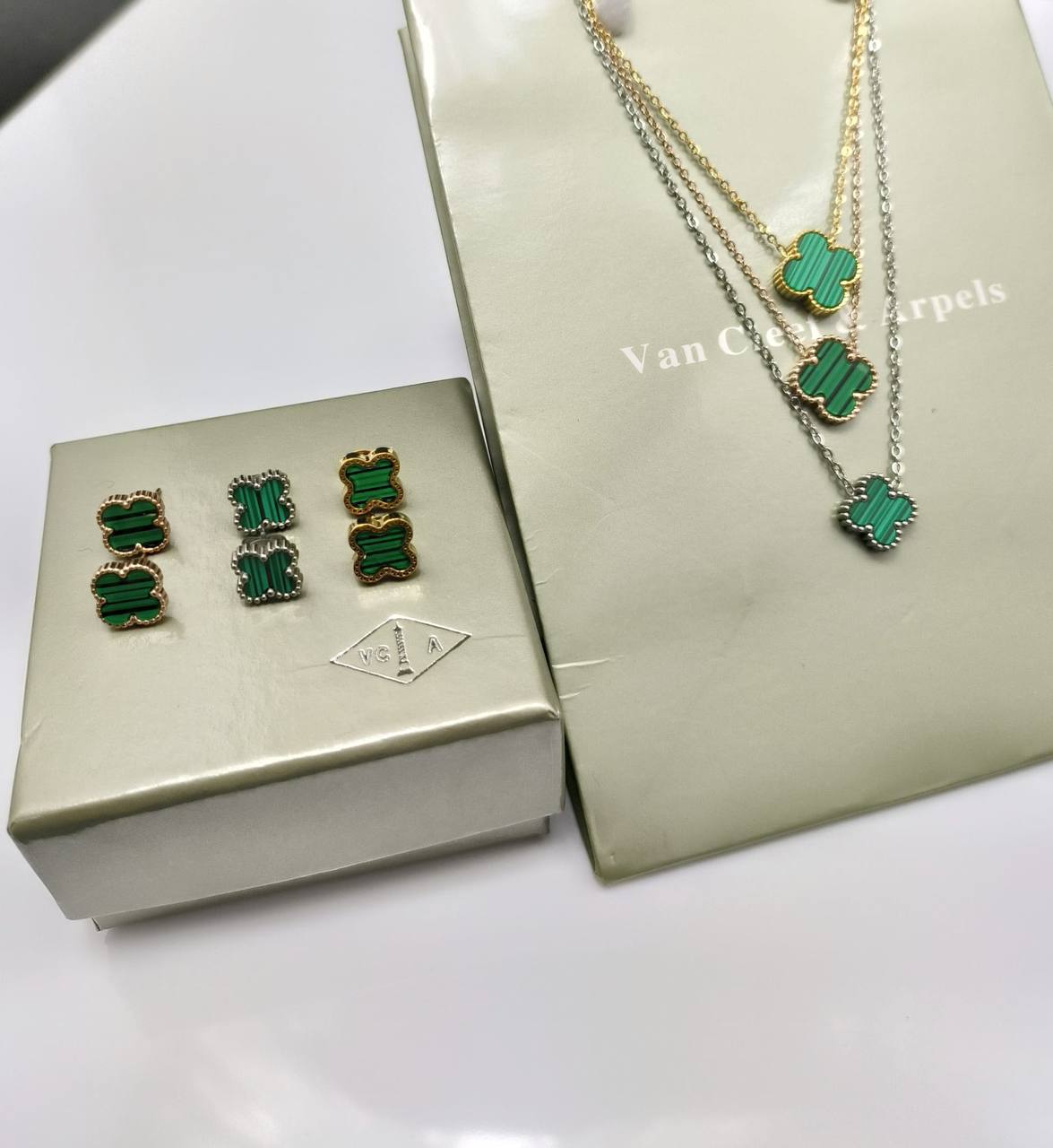 Van cleef necklace with box su0307