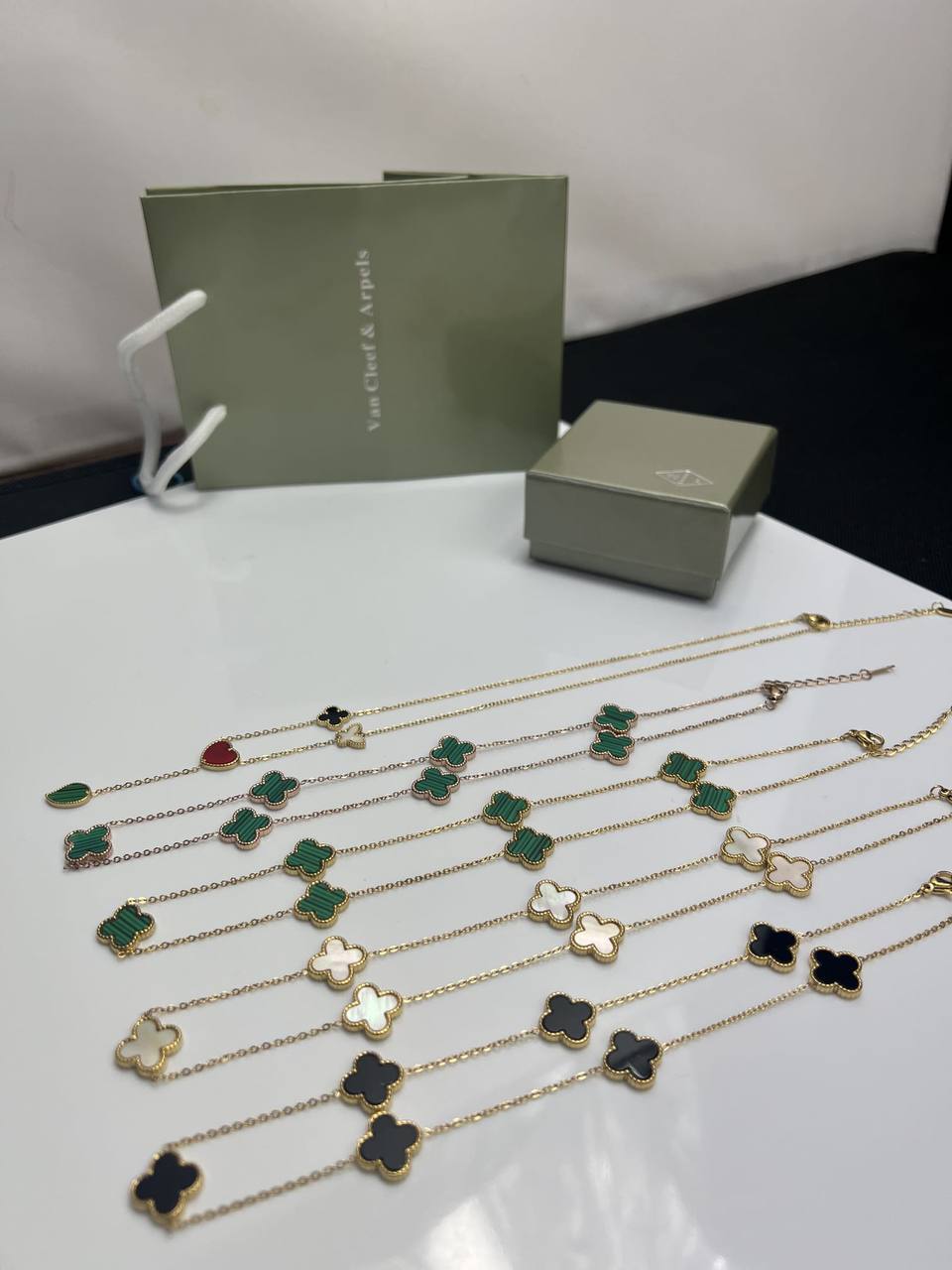 Van cleef necklace with box su0307