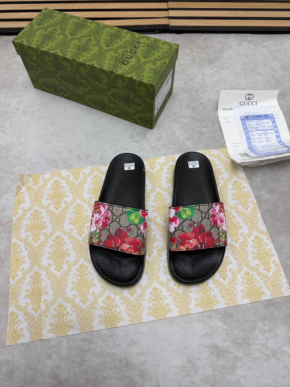 WOMENS GUCC SLIDERS COME WITH BOX ETC am1606