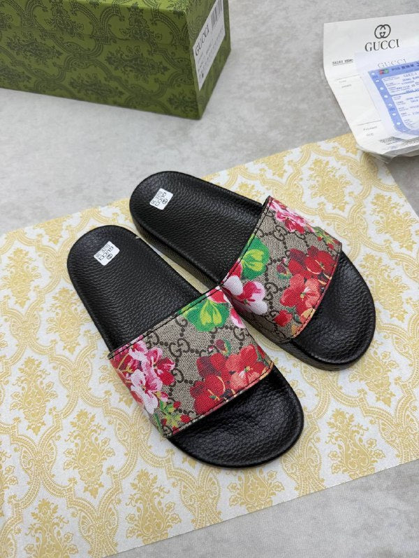 WOMENS GUCC SLIDERS COME WITH BOX ETC am1606