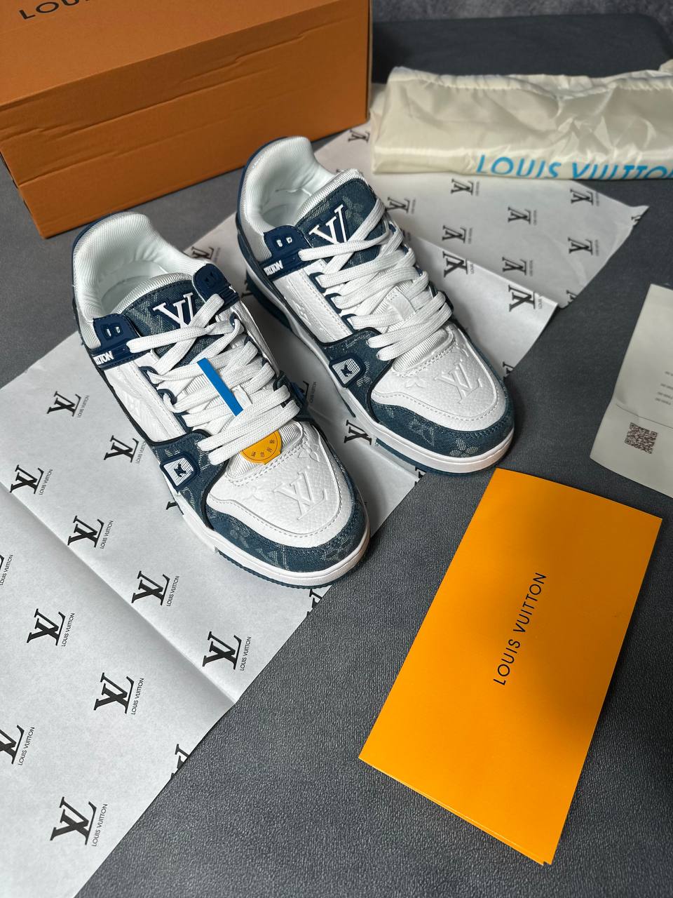 LVe TRAINERS COME WITH BOX am2708