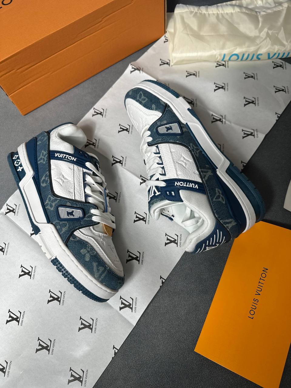 LVe TRAINERS COME WITH BOX am2708