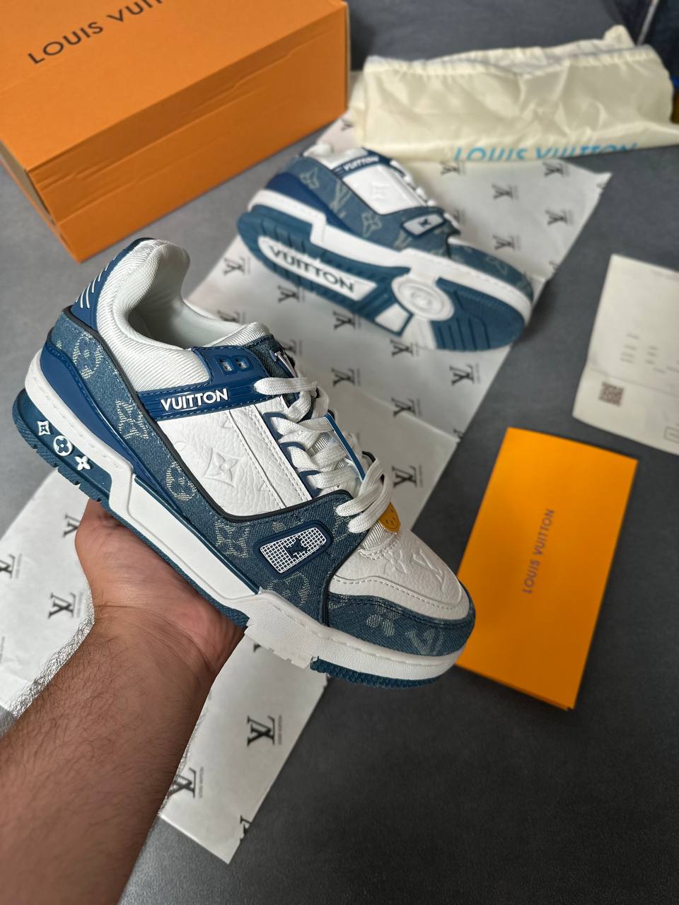 LVe TRAINERS COME WITH BOX am2708