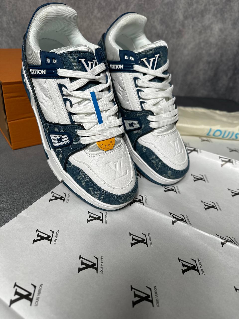 LVe TRAINERS COME WITH BOX am2708