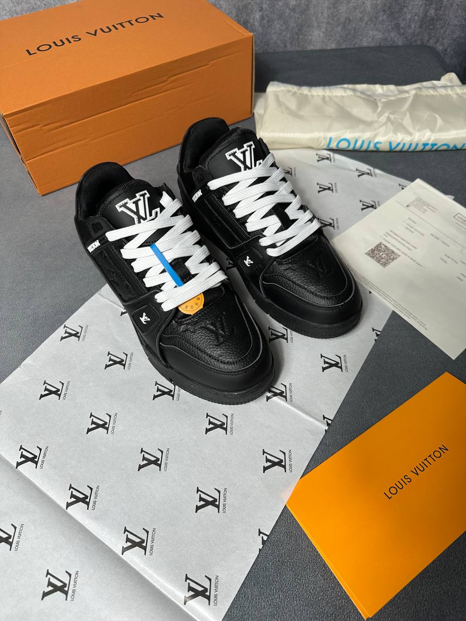 LVe TRAINERS COME WITH BOX am2708