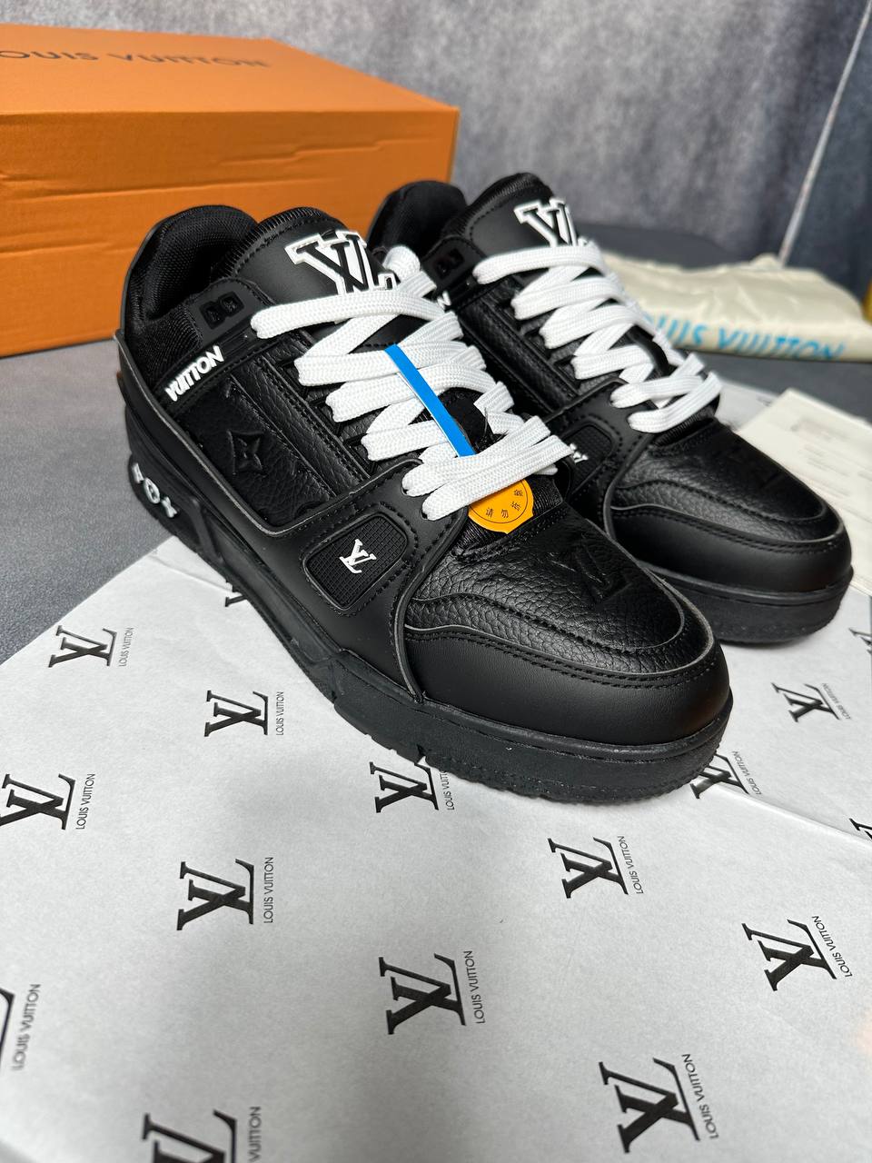 LVe TRAINERS COME WITH BOX am2708