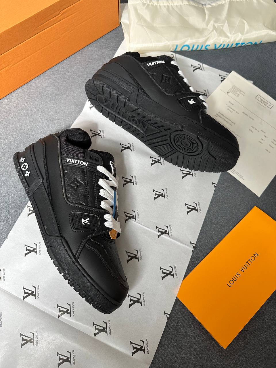 LVe TRAINERS COME WITH BOX am2708