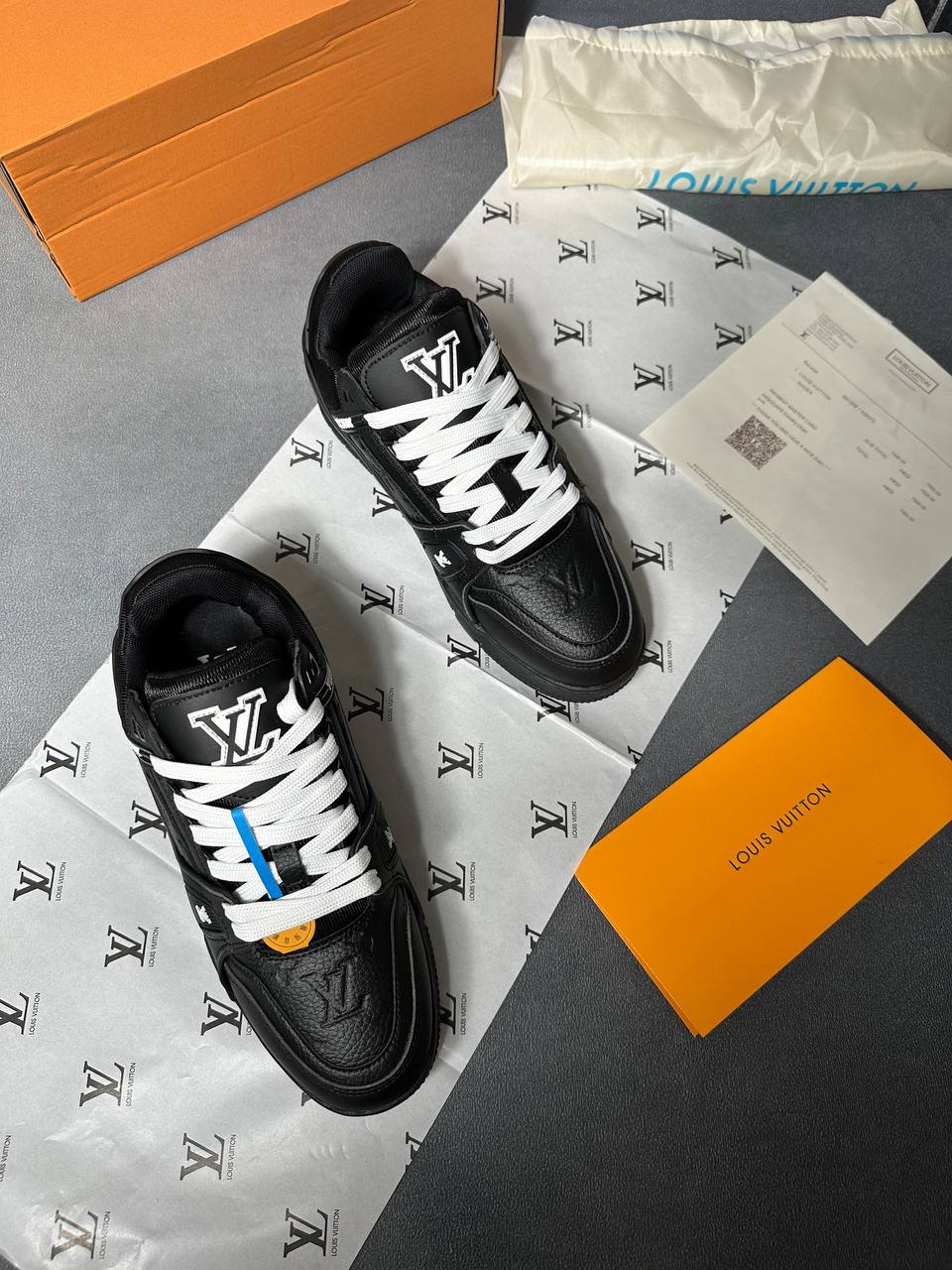 LVe TRAINERS COME WITH BOX am2708