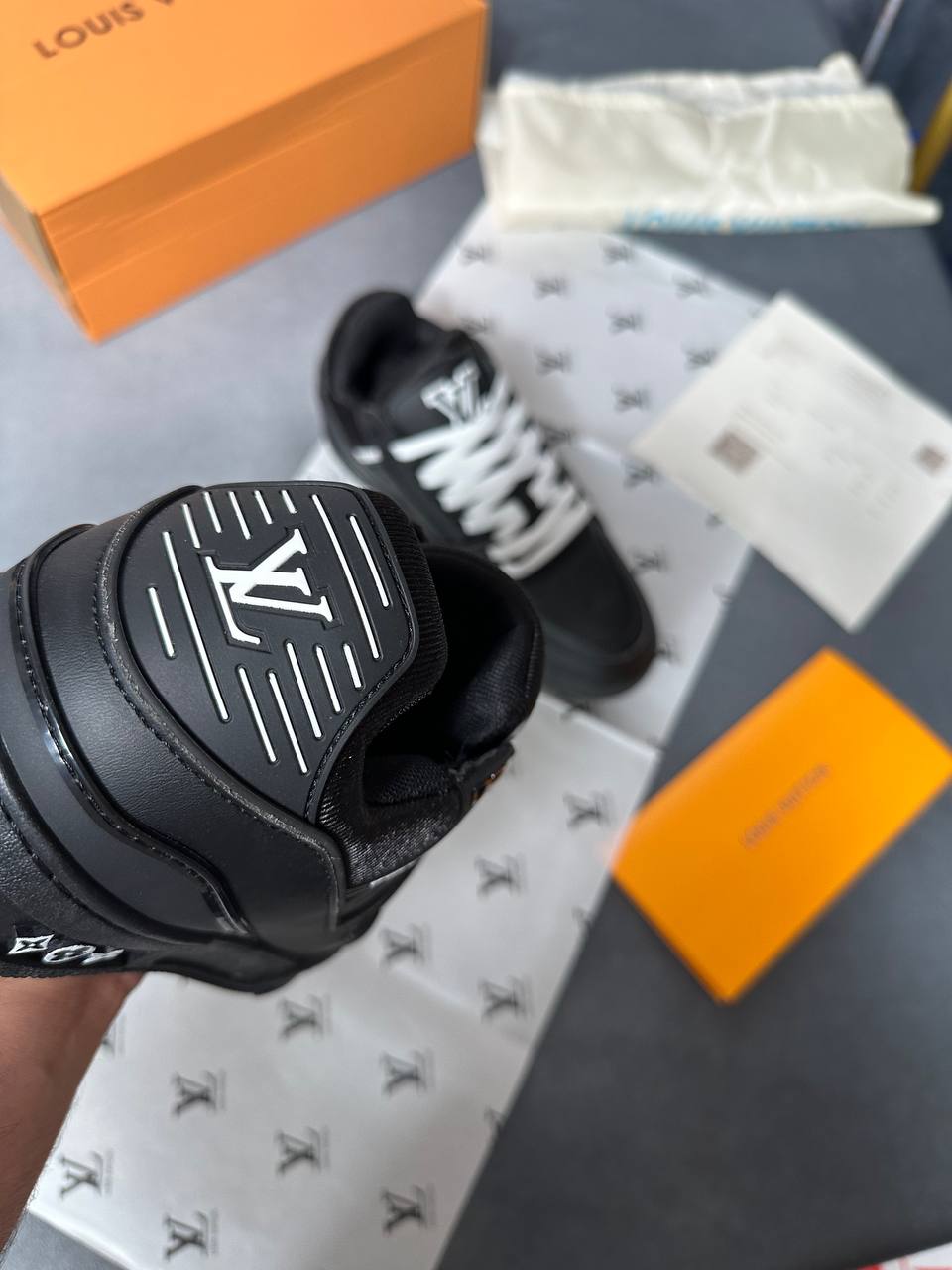 LVe TRAINERS COME WITH BOX am2708