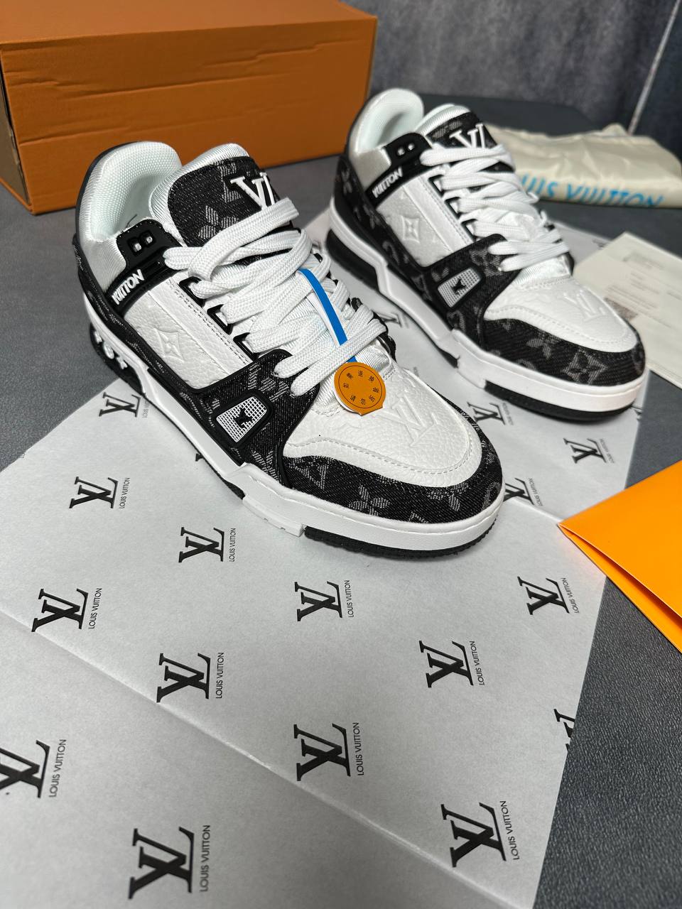 LVe TRAINERS COME WITH BOX am2708