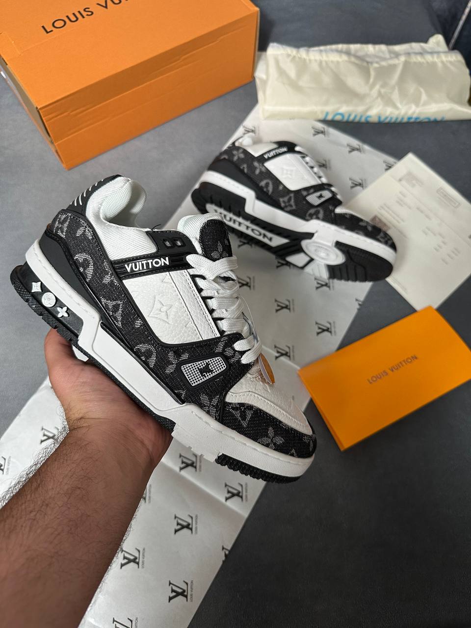 LVe TRAINERS COME WITH BOX am2708