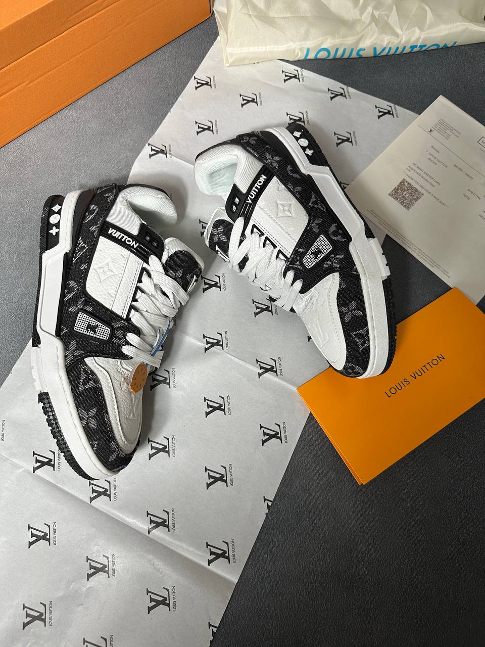 LVe TRAINERS COME WITH BOX am2708