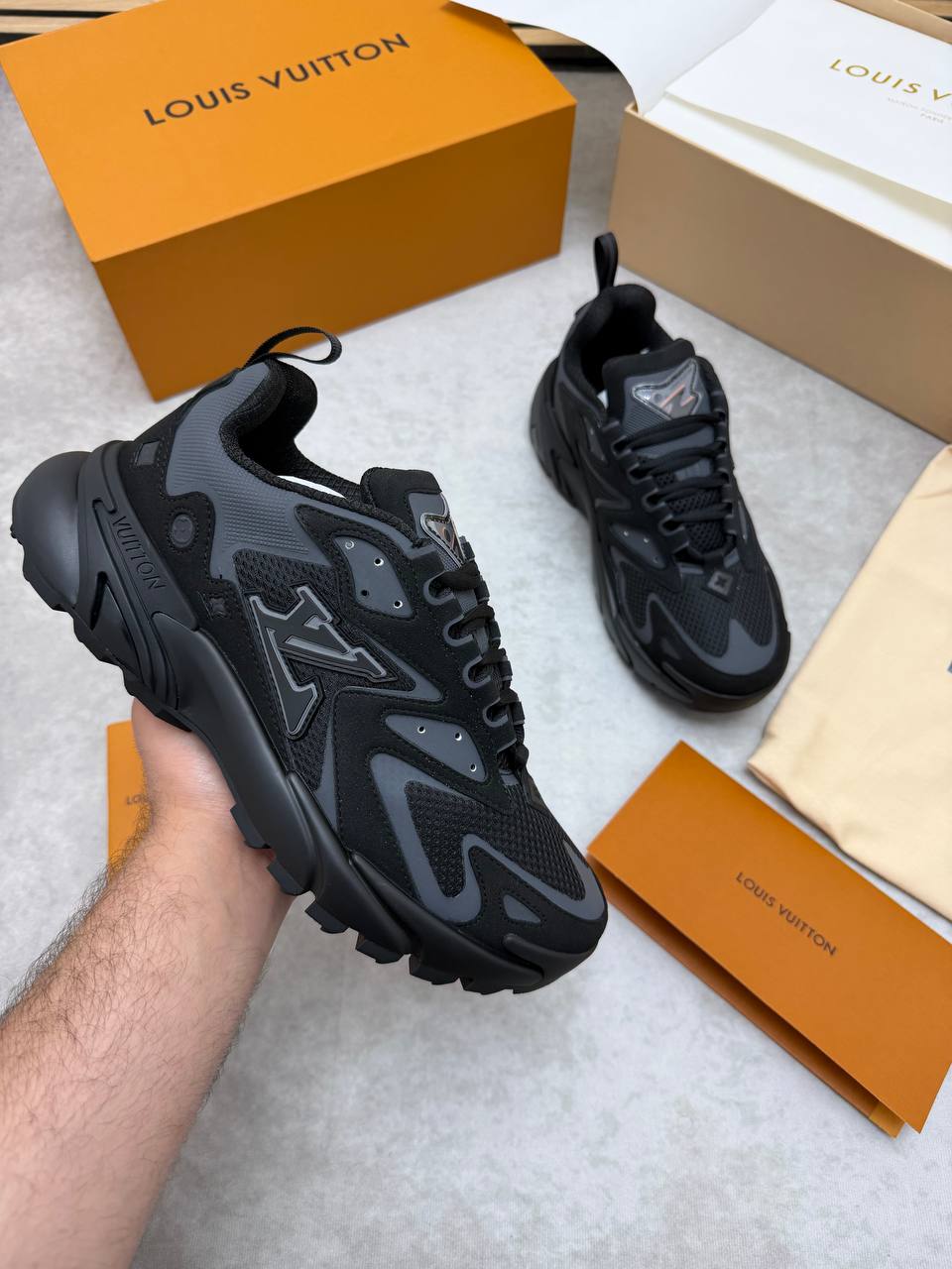 SUPER CLON LOUI VUITTO LV RUNNER TACTIC COME WITH BOX ETC am1706