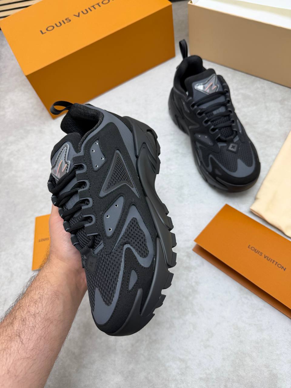 SUPER CLON LOUI VUITTO LV RUNNER TACTIC COME WITH BOX ETC am1706