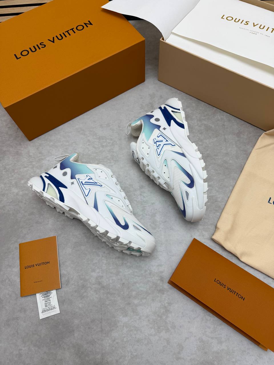 SUPER CLON LOUI VUITTO LV RUNNER TACTIC COME WITH BOX ETC am1706