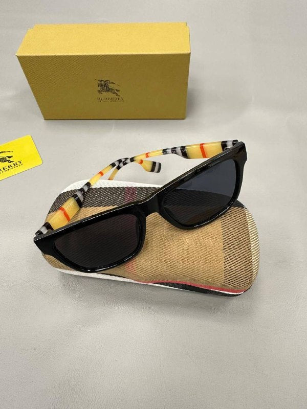 Quality BURBERR Sunglasses 🕶️ Comes with box to1906