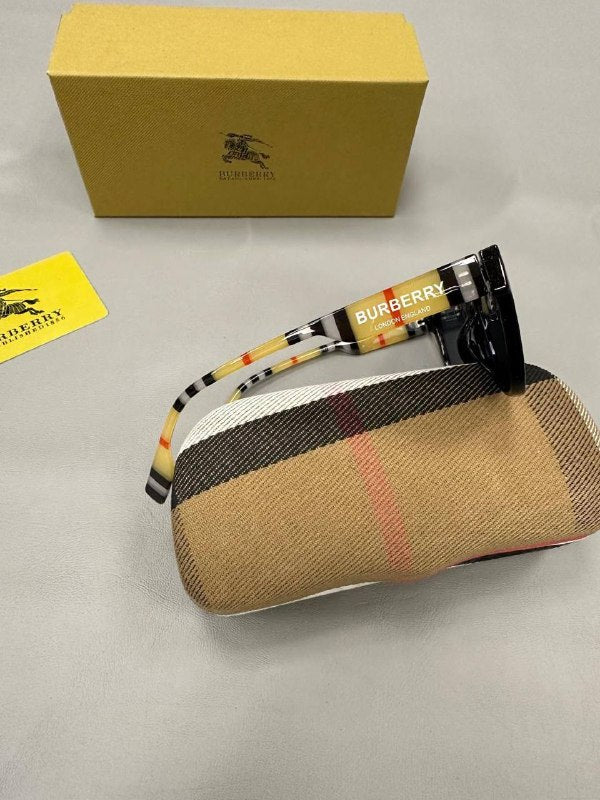 Quality BURBERR Sunglasses 🕶️ Comes with box to1906