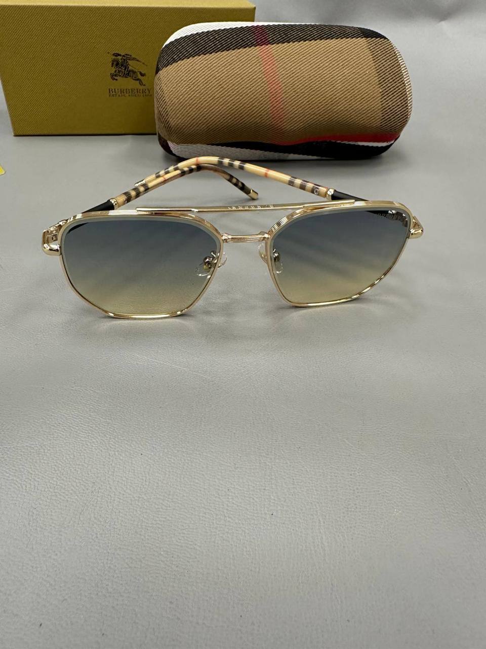 Quality BURBERR Sunglasses 🕶️ Comes with box to1906
