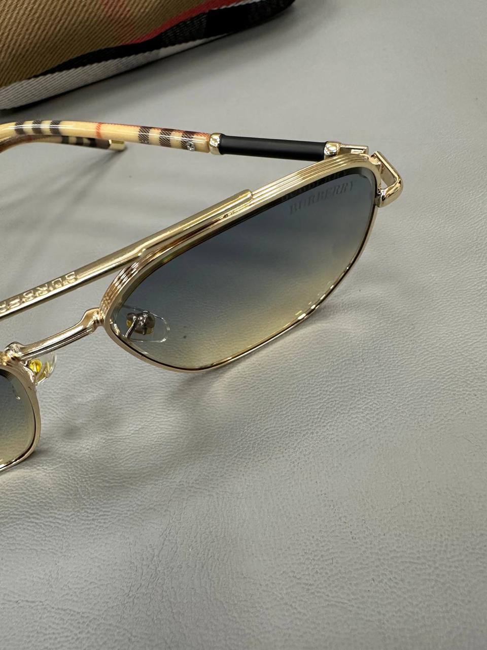 Quality BURBERR Sunglasses 🕶️ Comes with box to1906