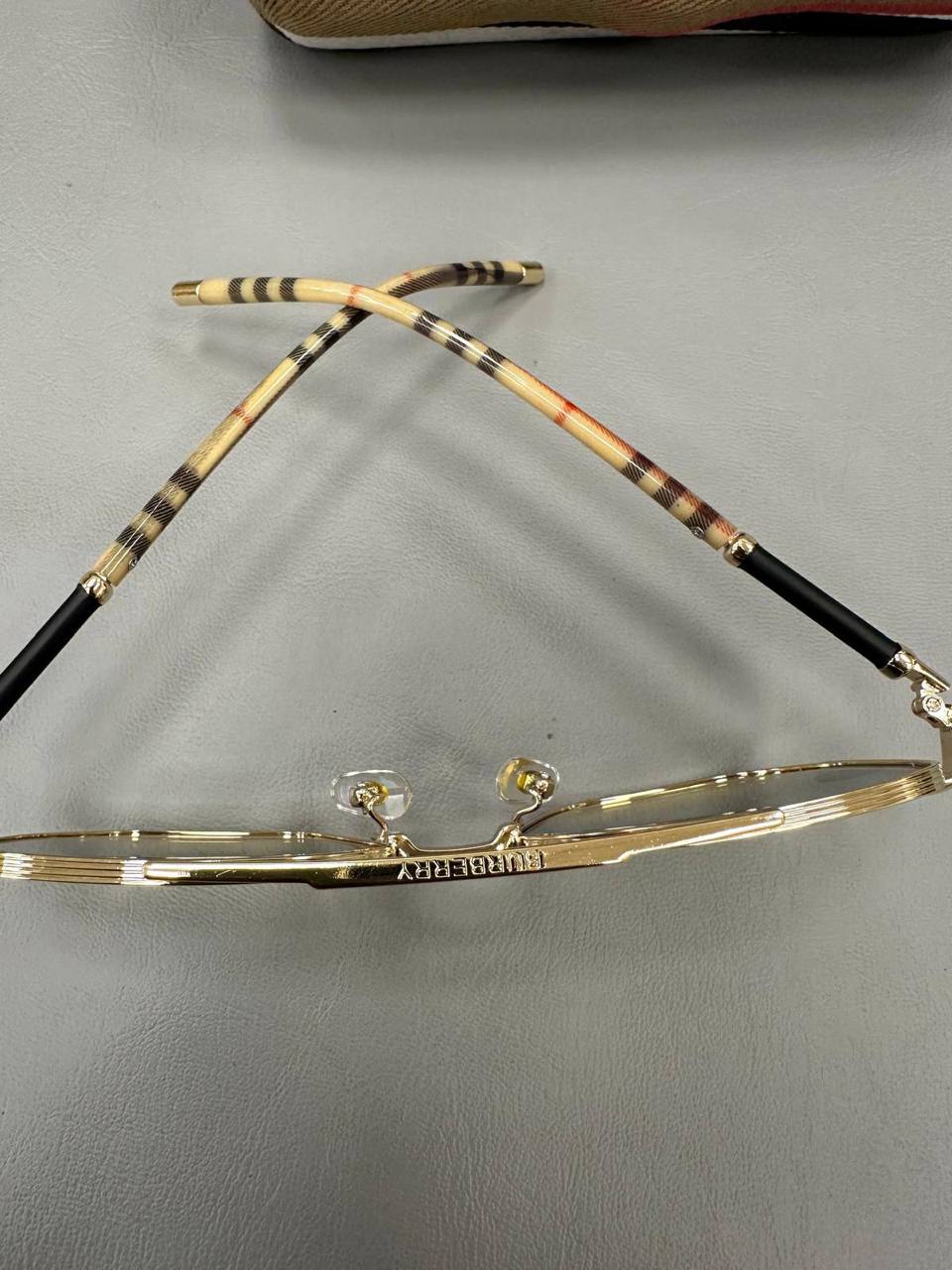 Quality BURBERR Sunglasses 🕶️ Comes with box to1906