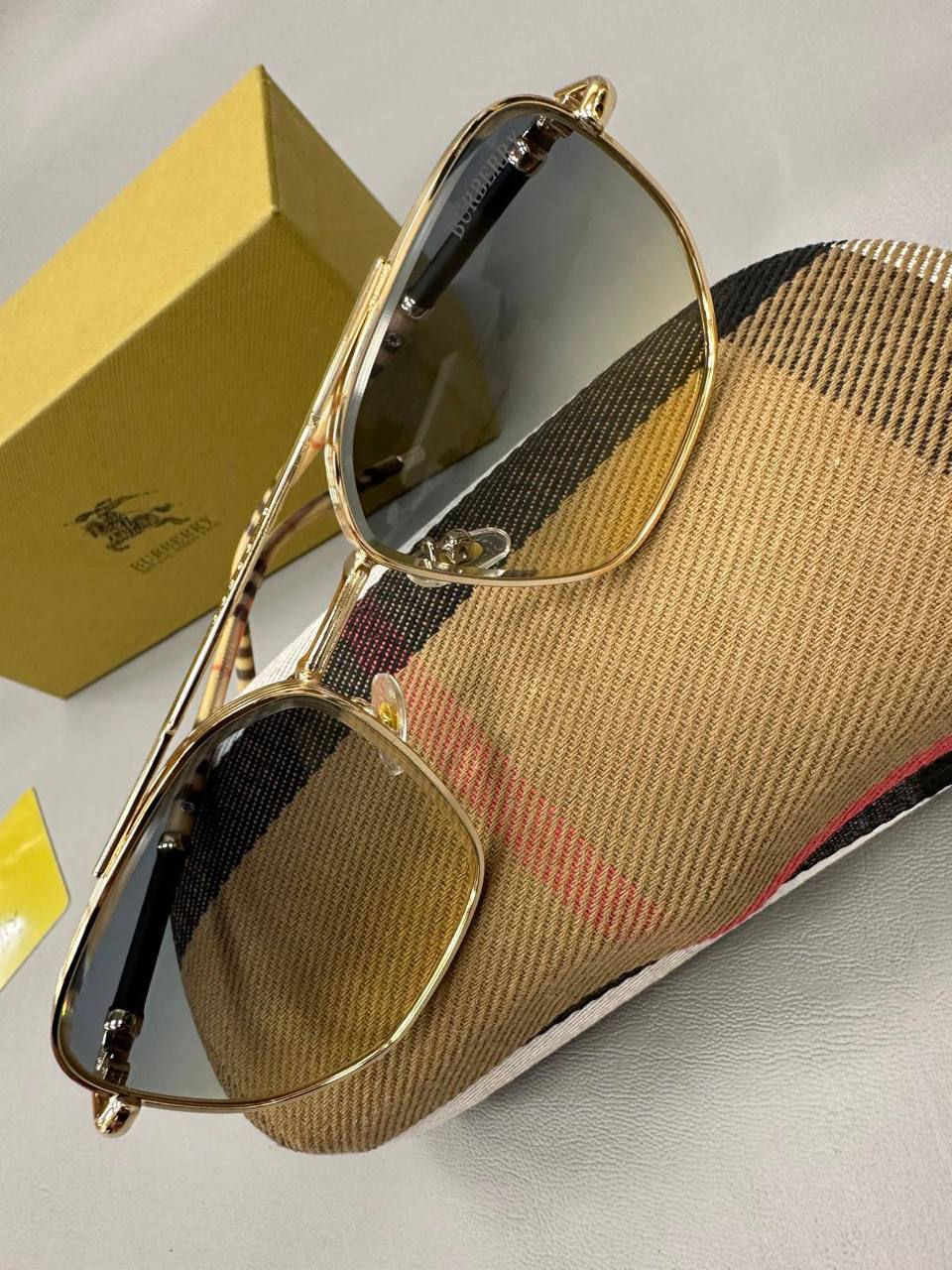 Quality BURBERR Sunglasses 🕶️ Comes with box to1906