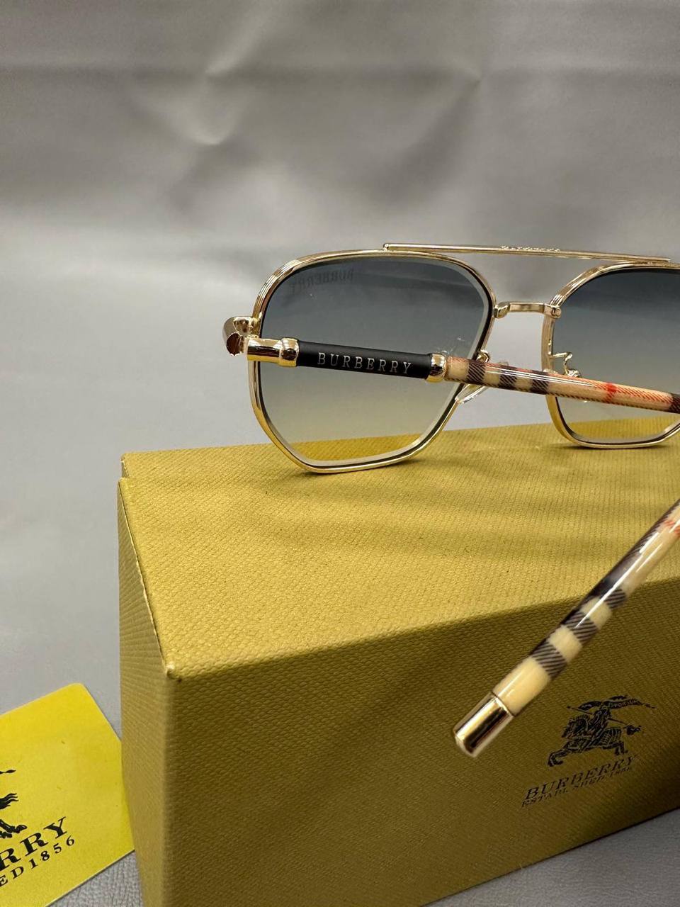 Quality BURBERR Sunglasses 🕶️ Comes with box to1906