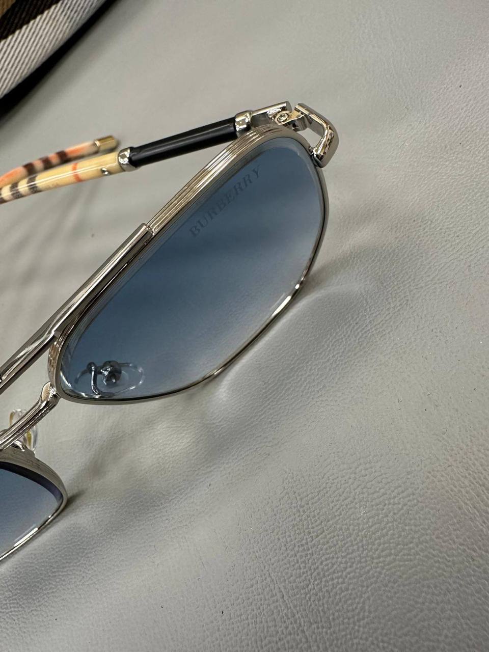 Quality BURBERR Sunglasses 🕶️ Comes with box to1906