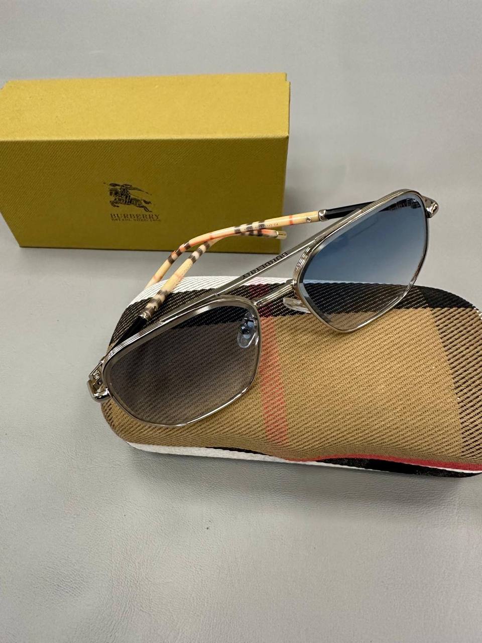 Quality BURBERR Sunglasses 🕶️ Comes with box to1906