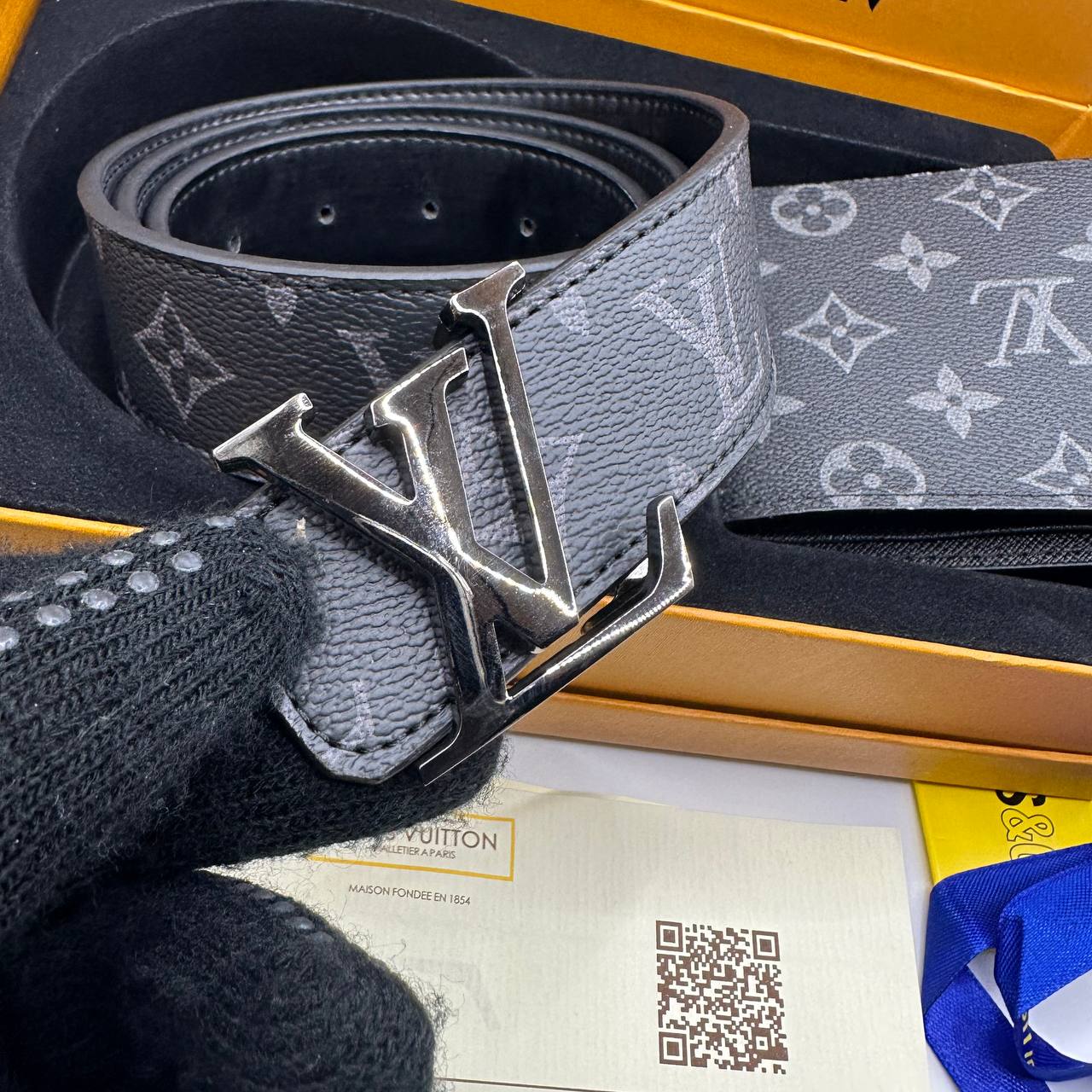 LVe BELT AND WALLET SET COMES WITH BOX & PAPERWORK to3108