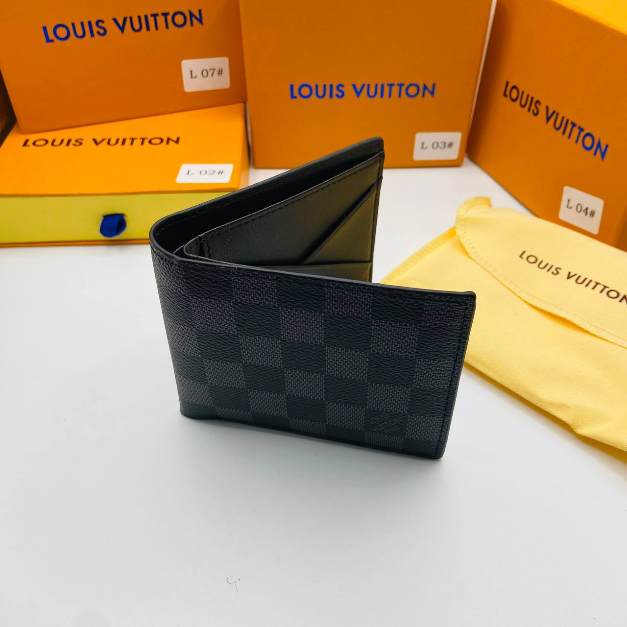 LVe WALLETS BOXED to3108