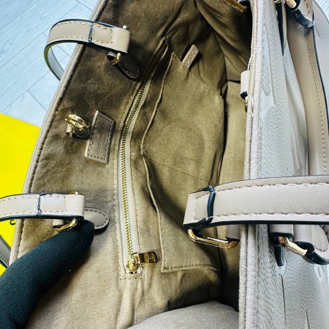 COLNE QUALITY LVE BAG WHIT DUST BAG to1012