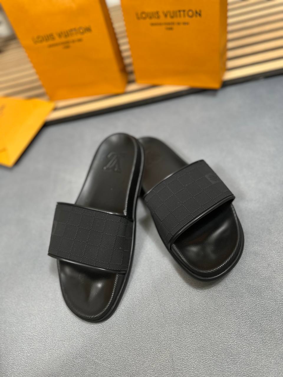 MENS LV SLIDERS am3105
