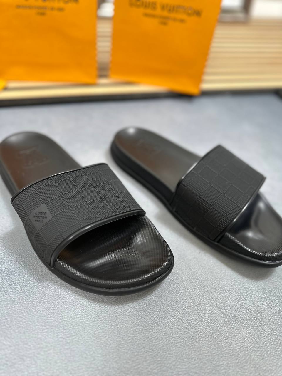 MENS LV SLIDERS am3105