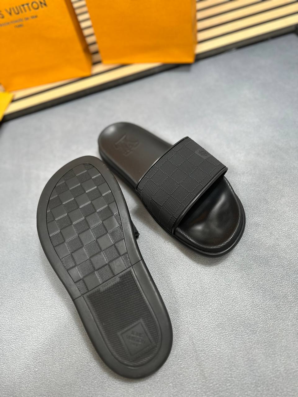 MENS LV SLIDERS am3105
