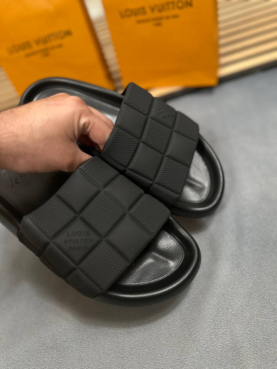 MENS LV SLIDERS am3105