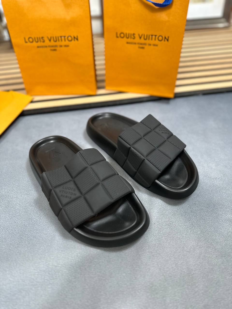 MENS LV SLIDERS am3105