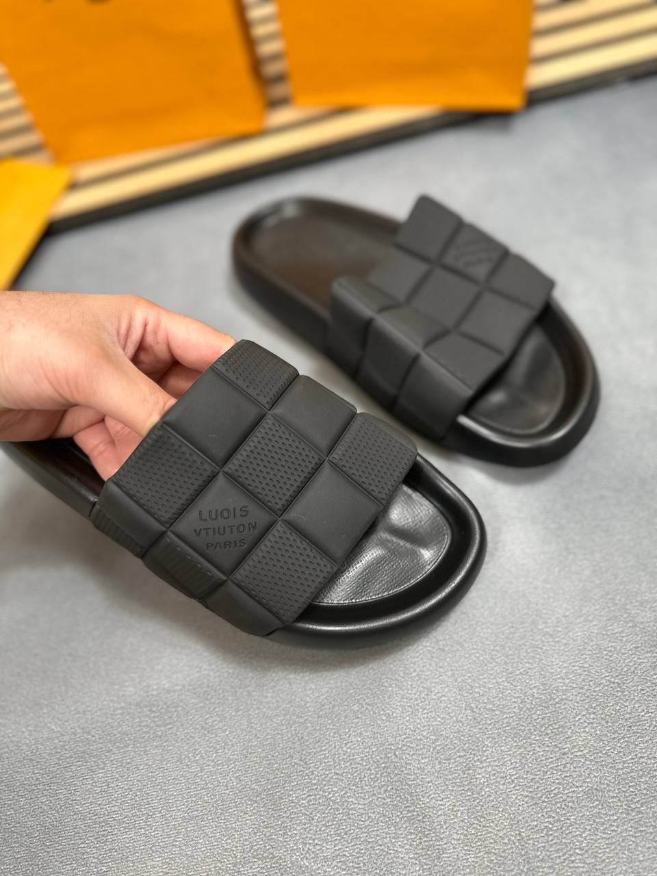 MENS LV SLIDERS am3105