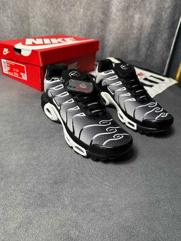 MENS NIK COME WITH BOX ETC am0409