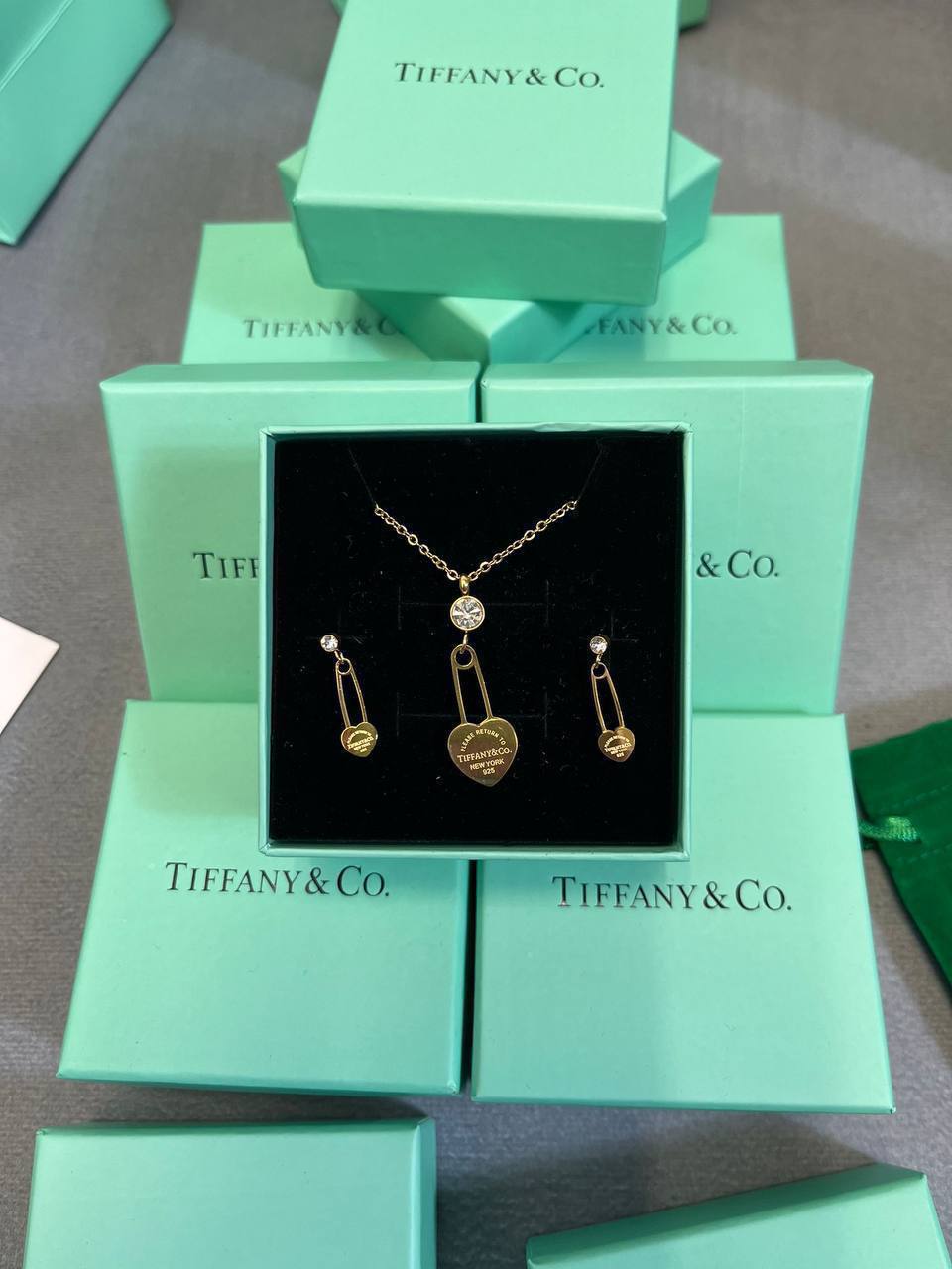 WOMENS TEFANY NECKLACE AND EARING SET COME WITH BOX ETC am0709