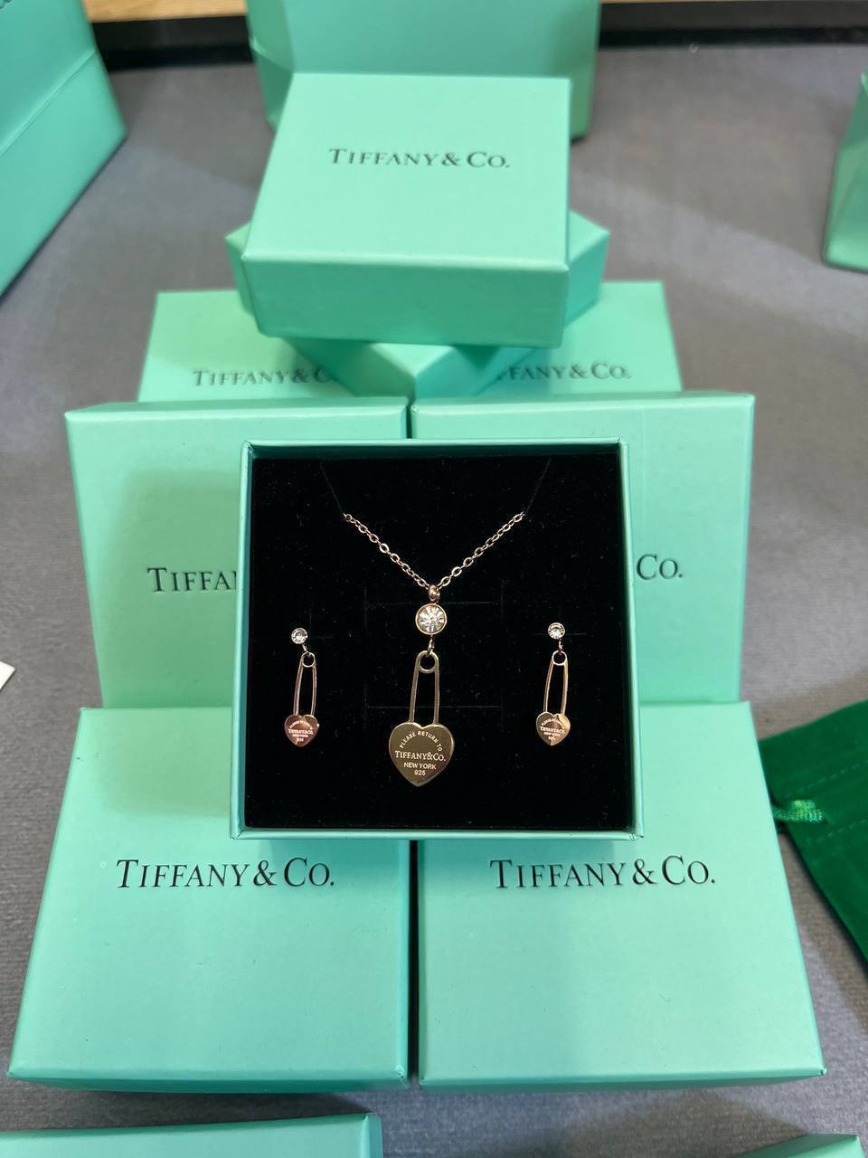 WOMENS TEFANY NECKLACE AND EARING SET COME WITH BOX ETC am0709