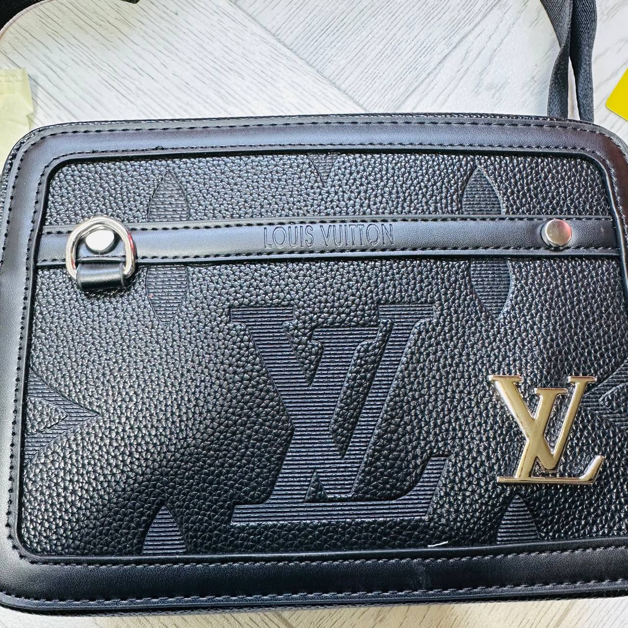 LVE MAN BAG WHIT BOX AND DUST BAG to2012