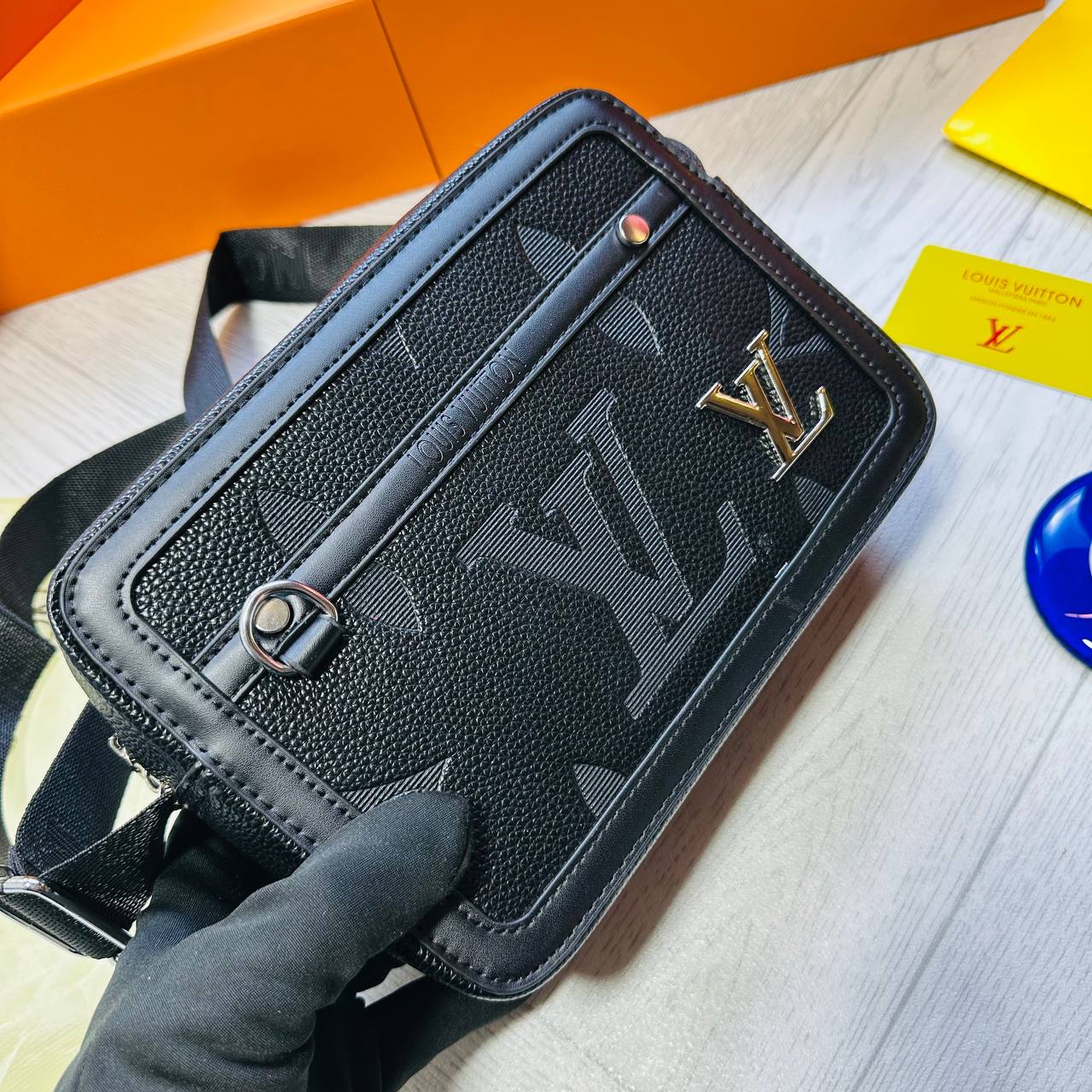 LVE MAN BAG WHIT BOX AND DUST BAG to2012