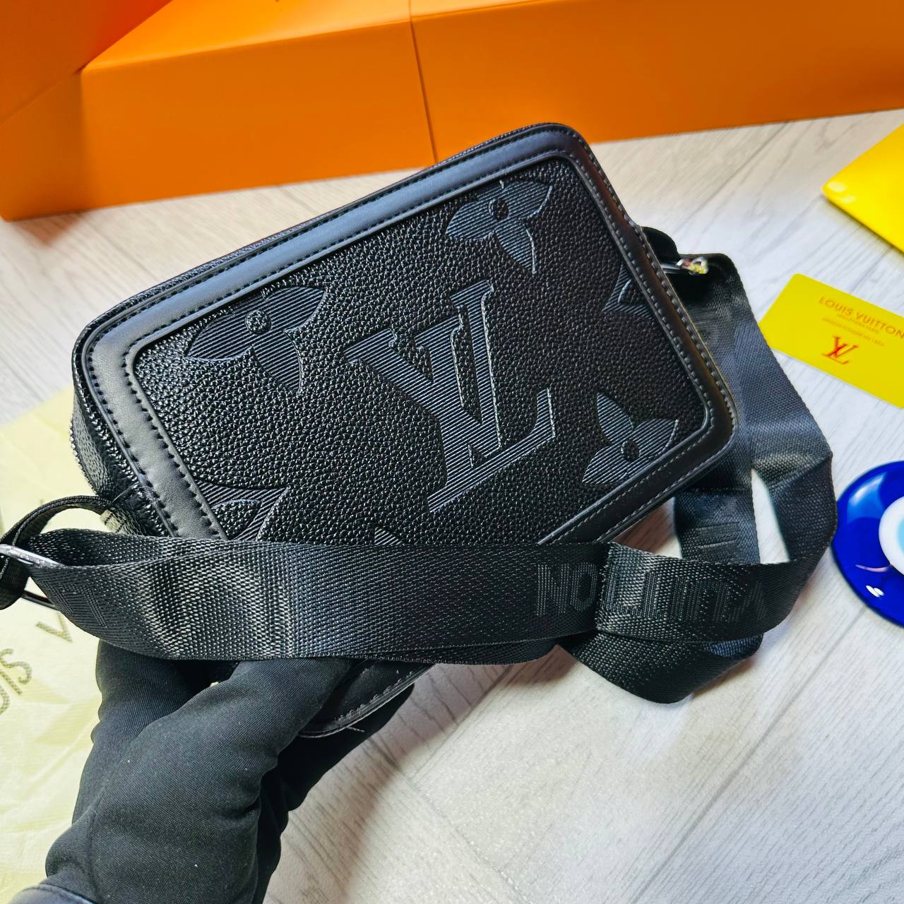 LVE MAN BAG WHIT BOX AND DUST BAG to2012