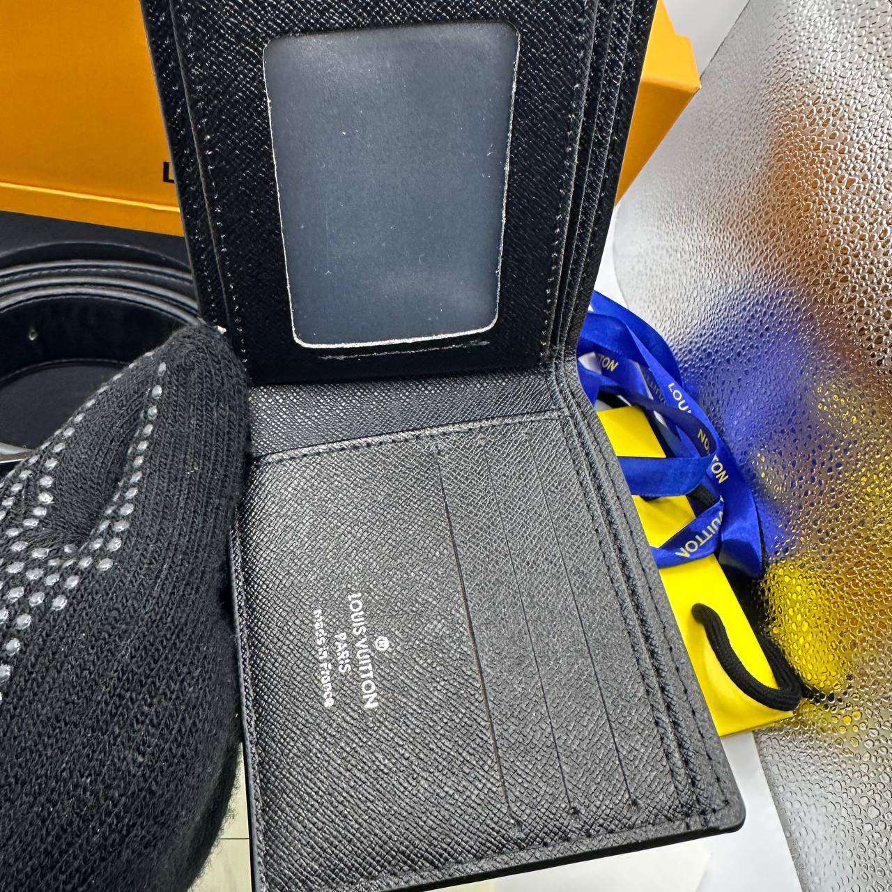 LVe BELT AND WALLET SET COMES WITH BOX & PAPERWORK to1809