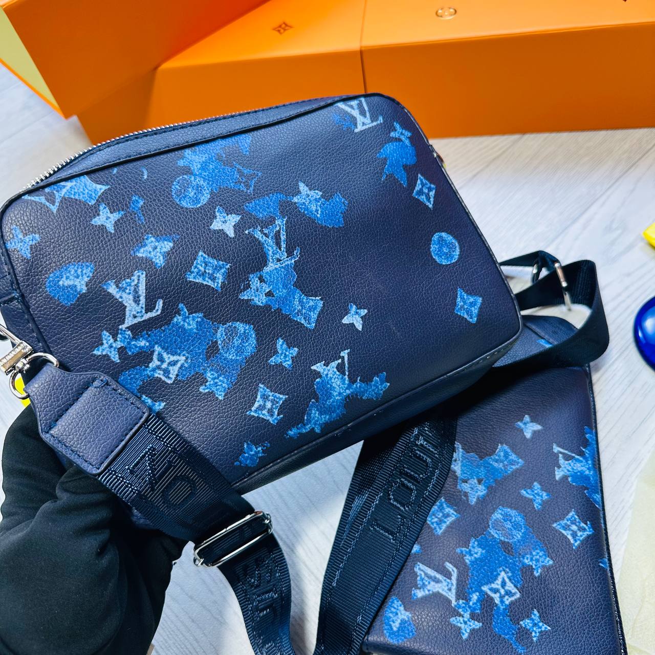 🎄🎄🎄🎄🎄🎄🎄🎄 LVE MAN BAG WHIT BOX AND DUST BAG to2412