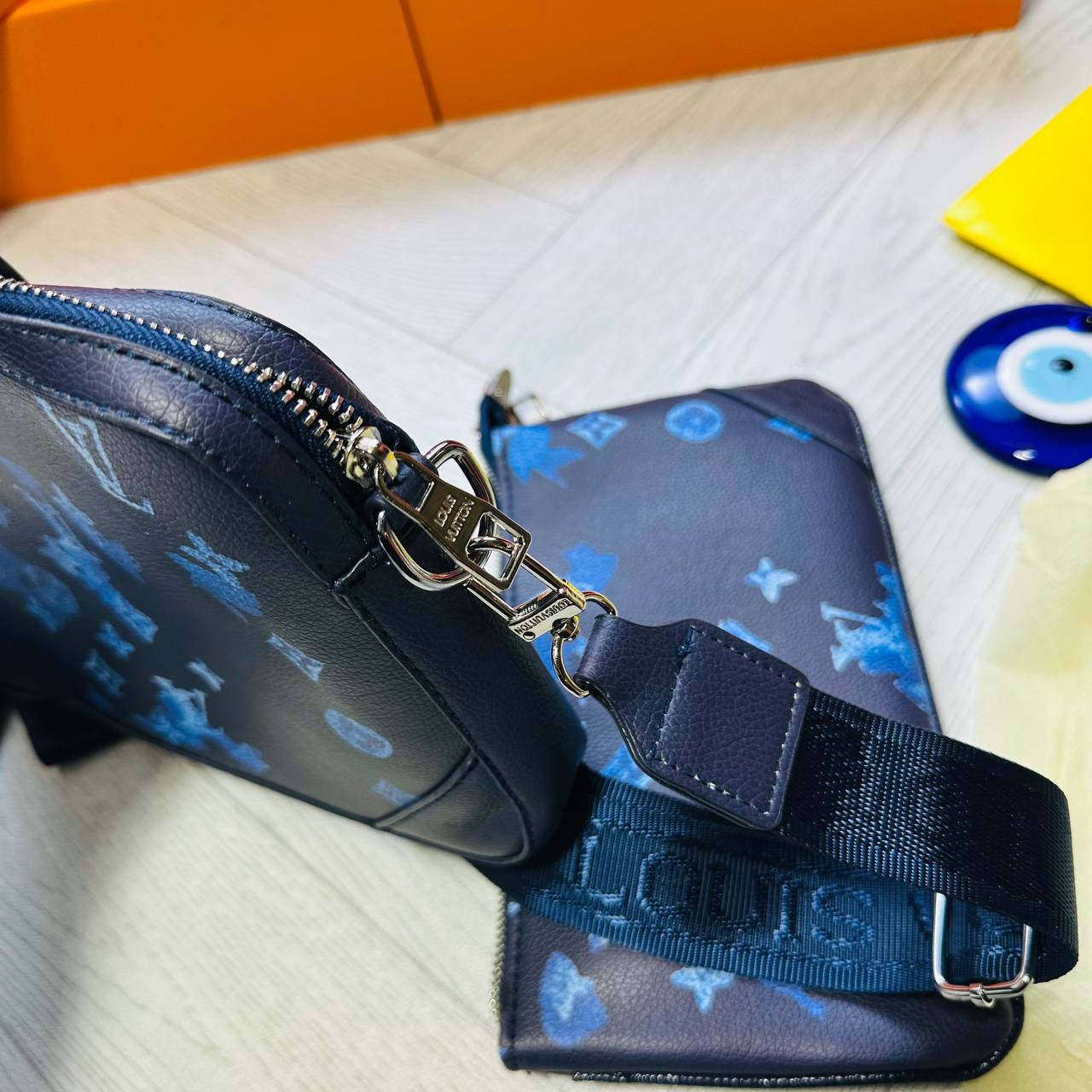 🎄🎄🎄🎄🎄🎄🎄🎄 LVE MAN BAG WHIT BOX AND DUST BAG to2412