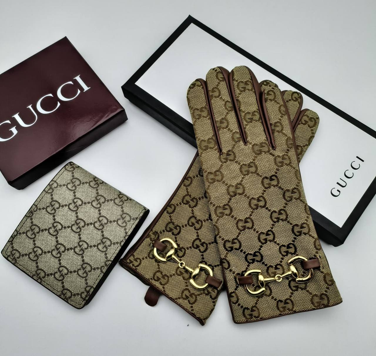 Ladies Gucc gloves with box and carrier sa1809