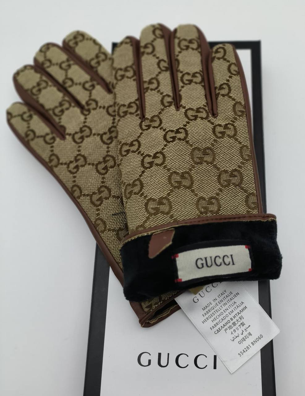 Ladies Gucc gloves with box and carrier sa1809