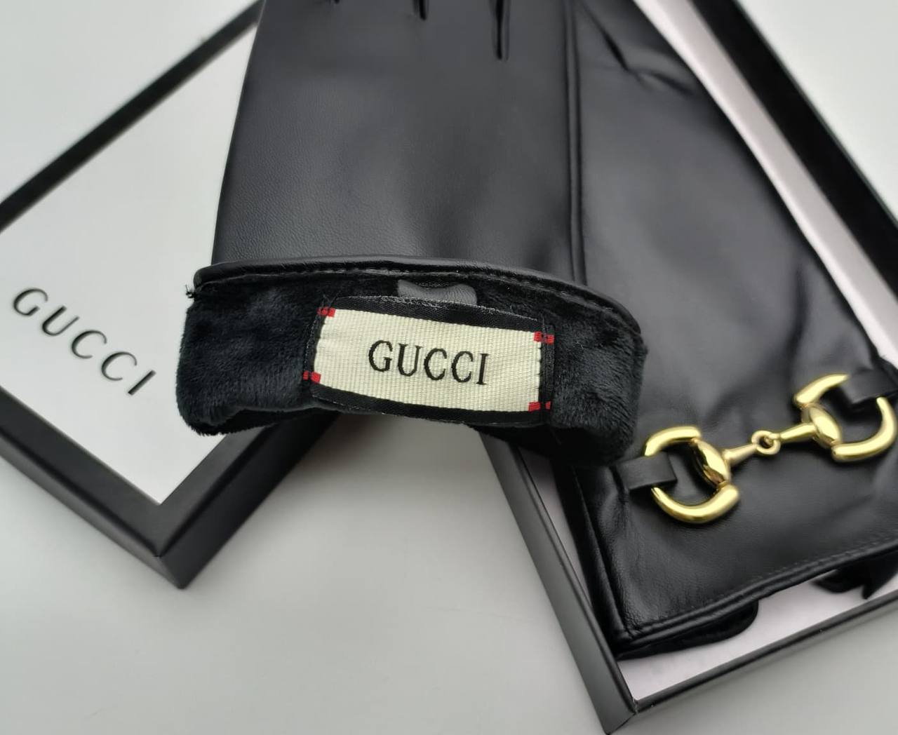 Ladies Gucc gloves with box and carrier sa1809