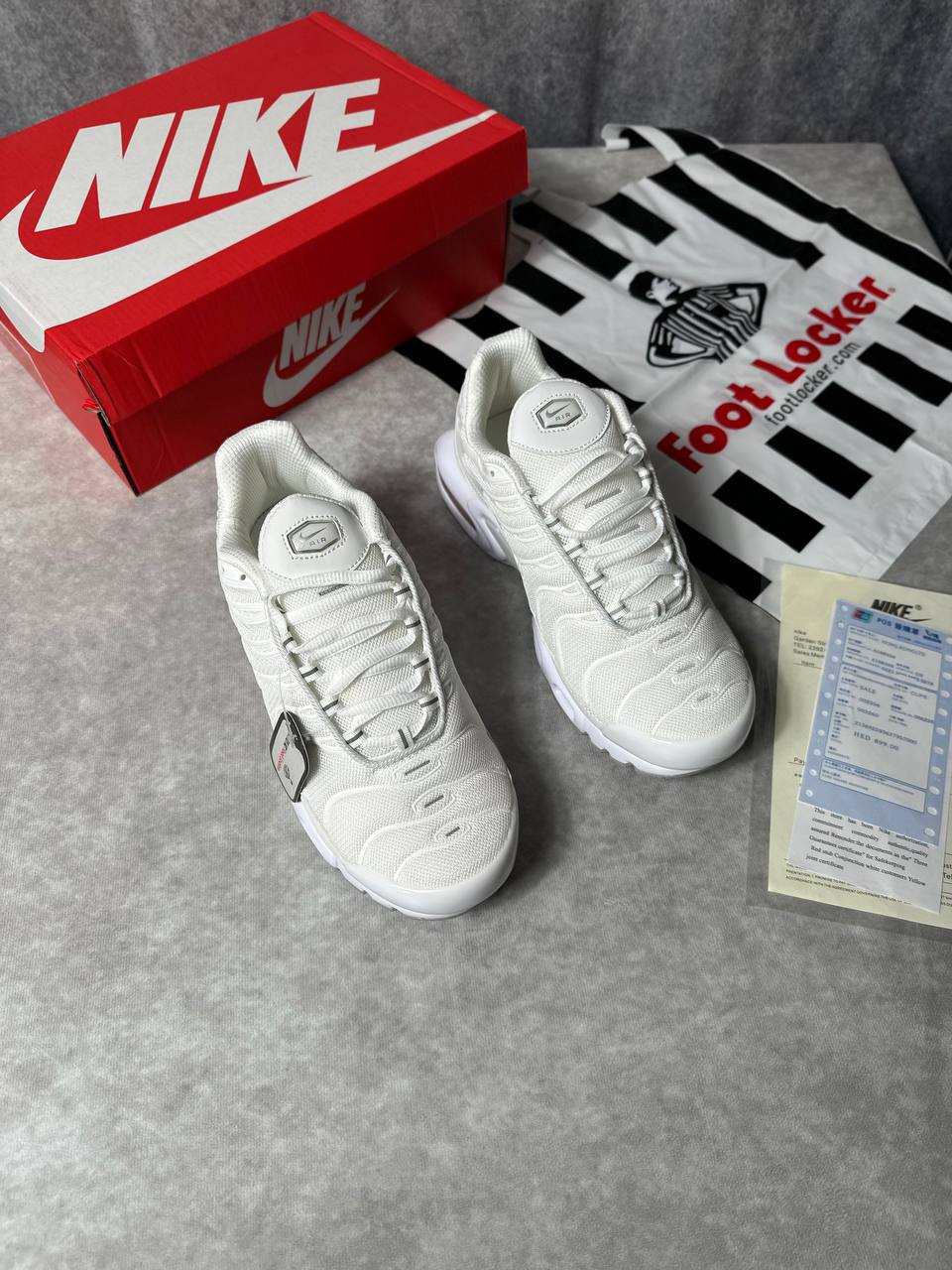 MENS NIK TNS COME WITH BOX ETC am1809
